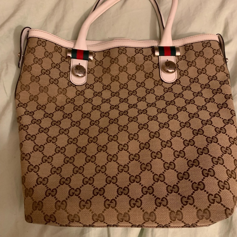 Authentic gorgeous like new fashionable Gucci purse with compartments. Must have